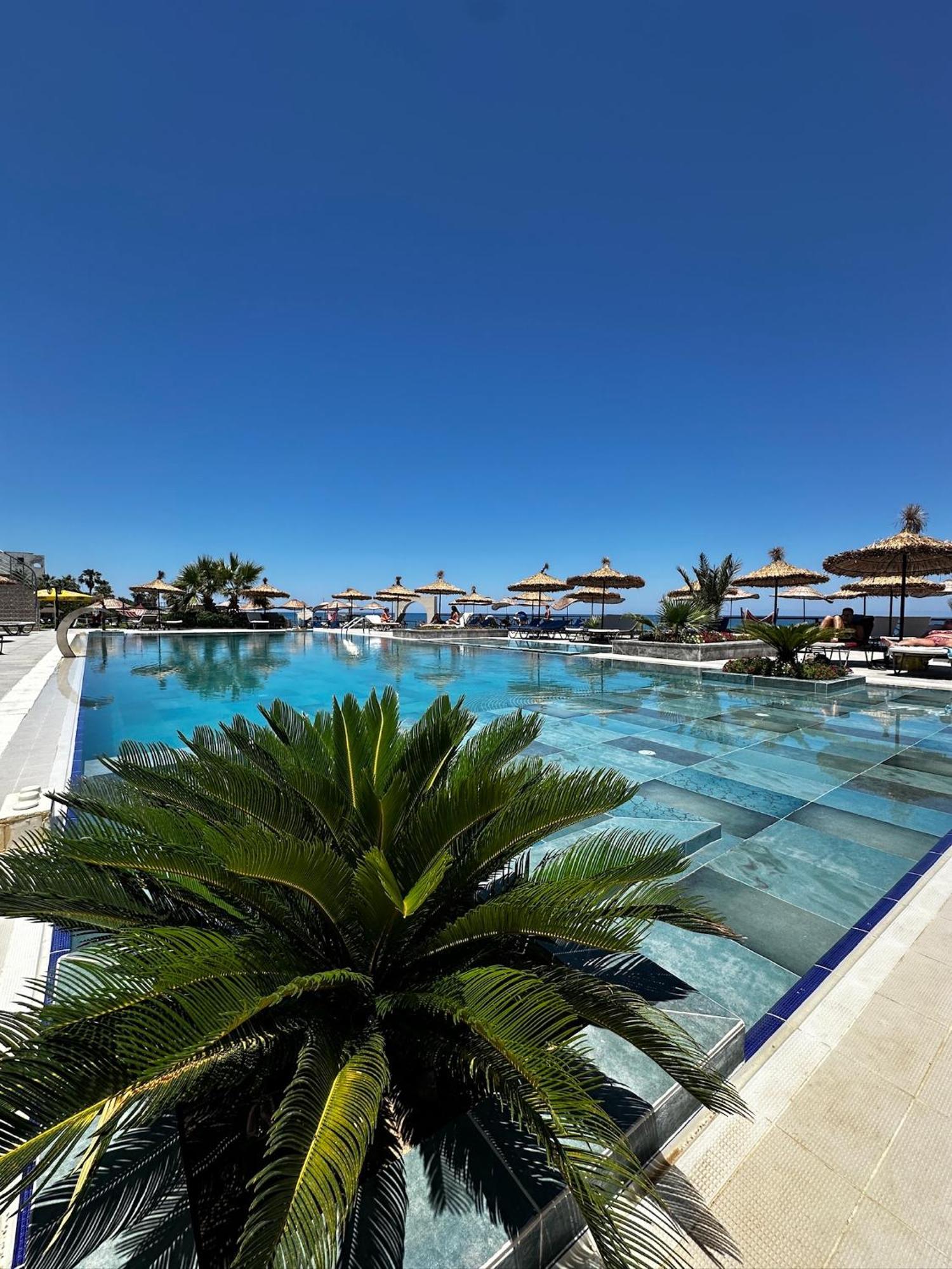 Manolya Hotel Lapithos  Bagian luar foto