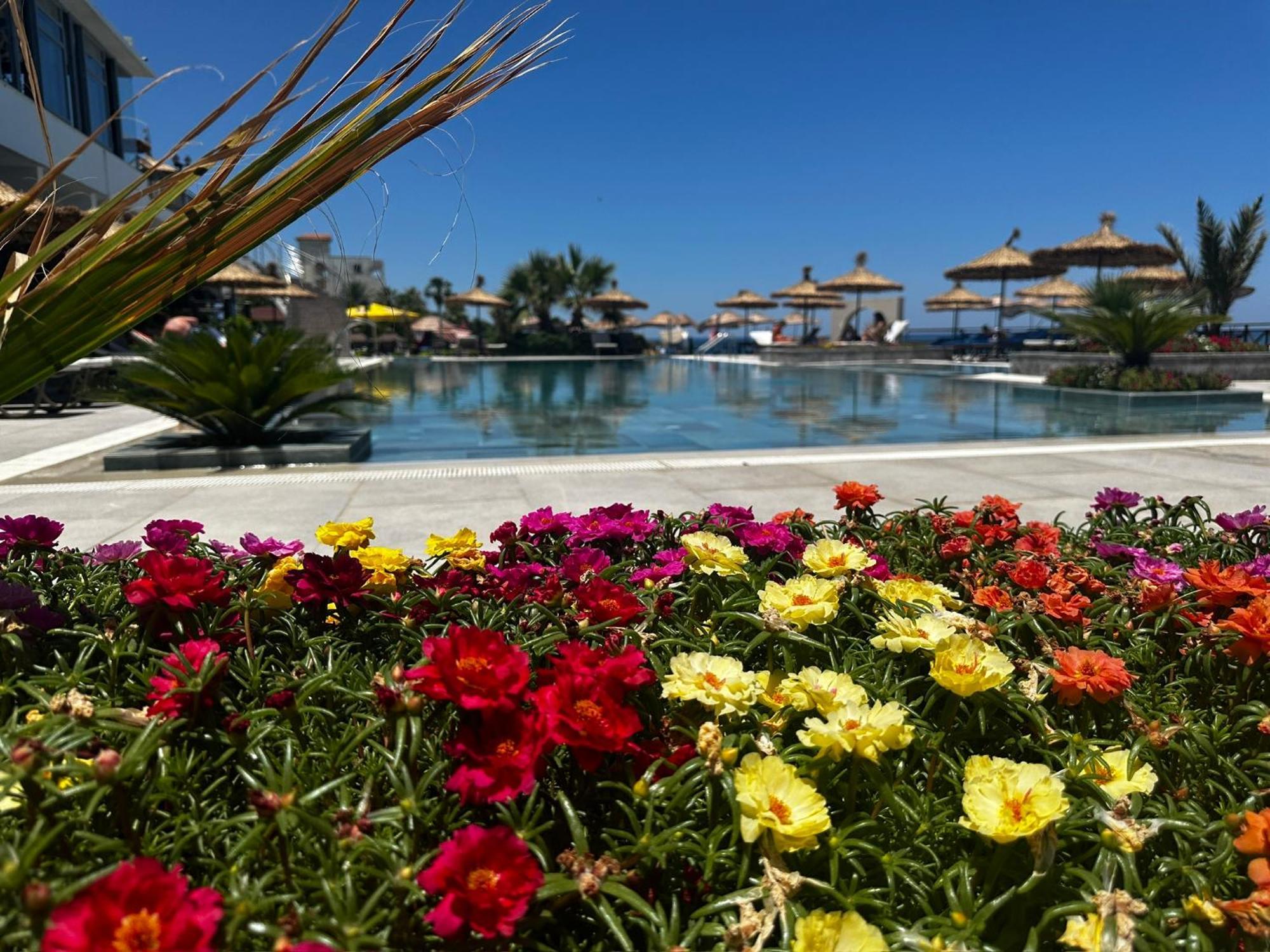 Manolya Hotel Lapithos  Bagian luar foto