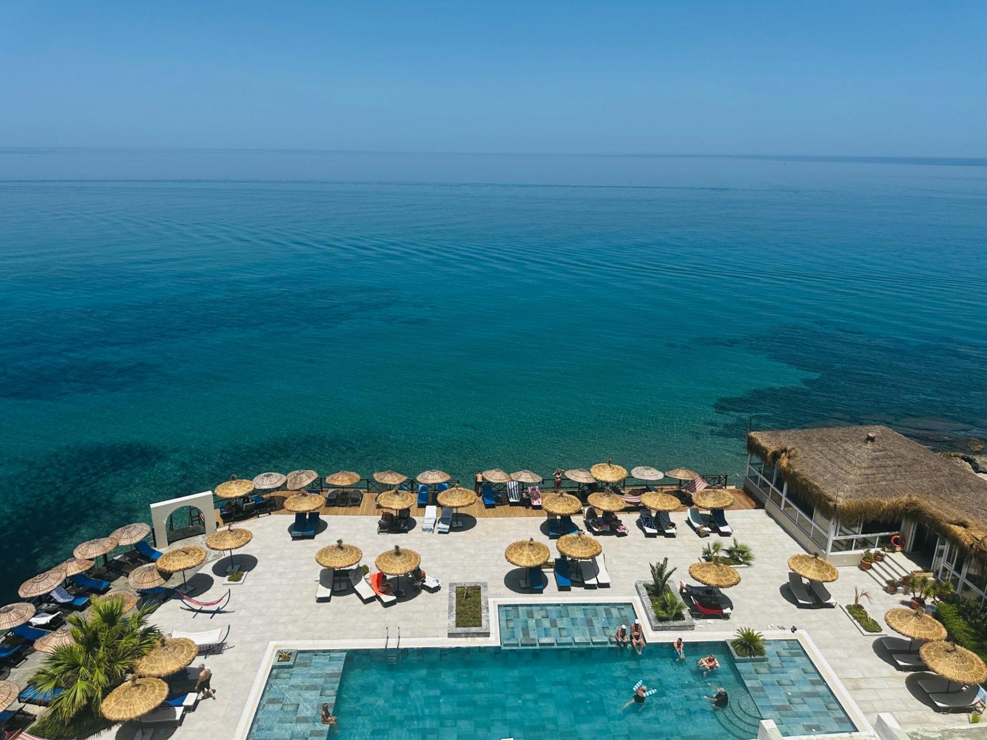 Manolya Hotel Lapithos  Bagian luar foto