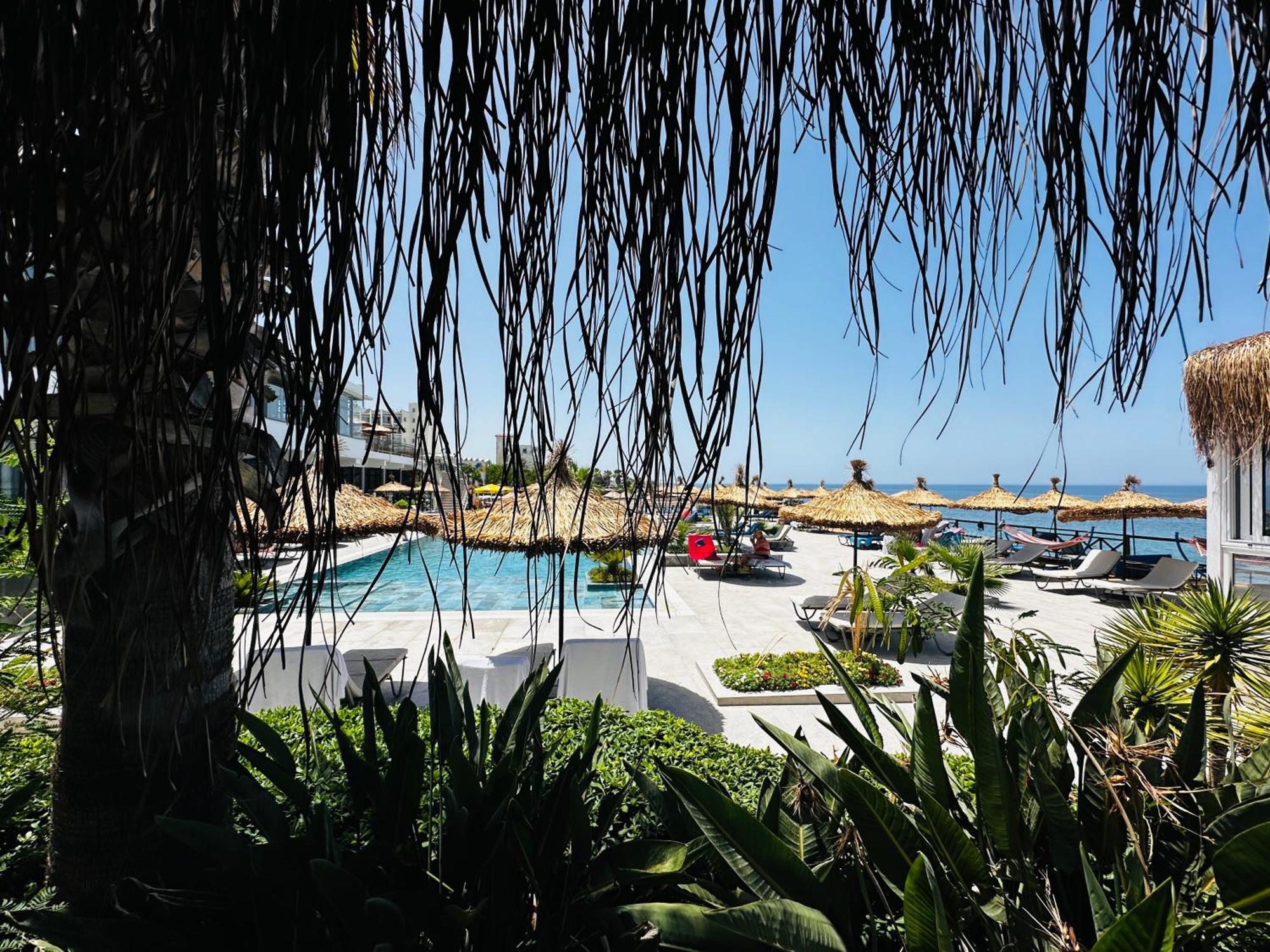 Manolya Hotel Lapithos  Bagian luar foto