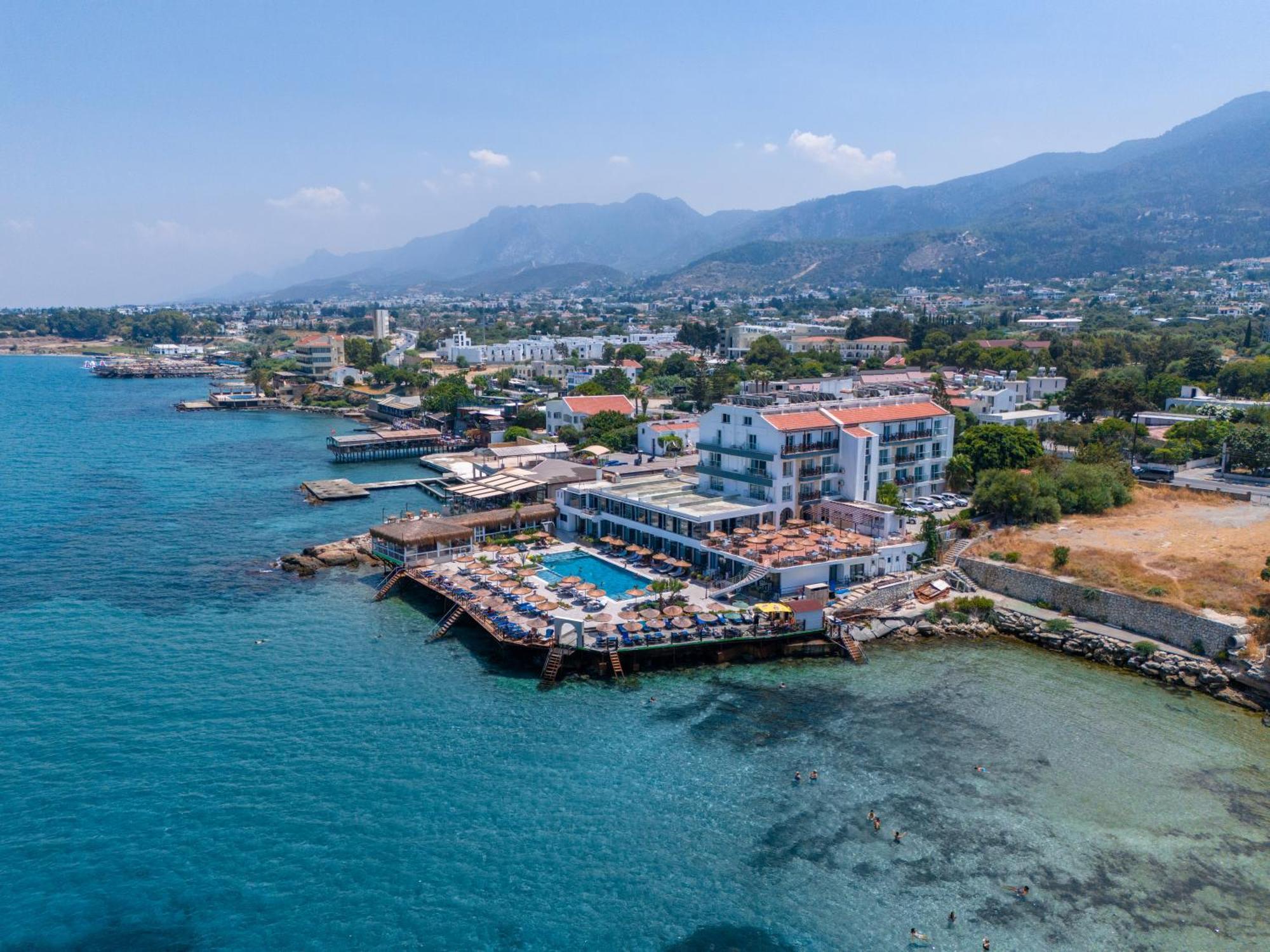 Manolya Hotel Lapithos  Bagian luar foto