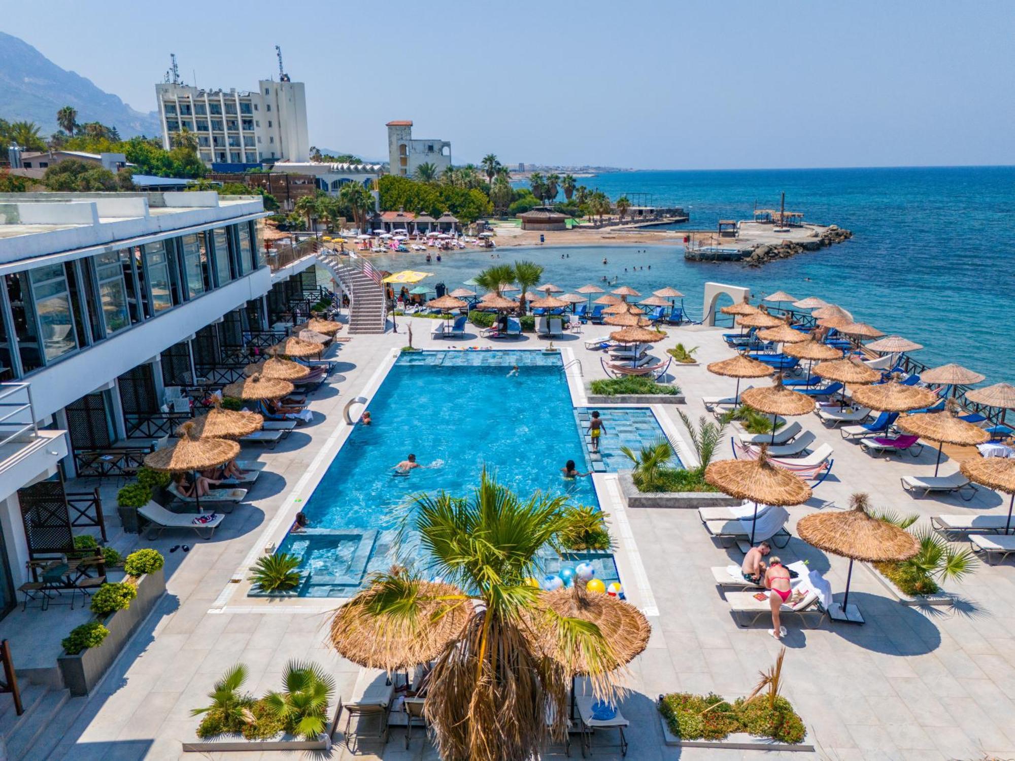 Manolya Hotel Lapithos  Bagian luar foto