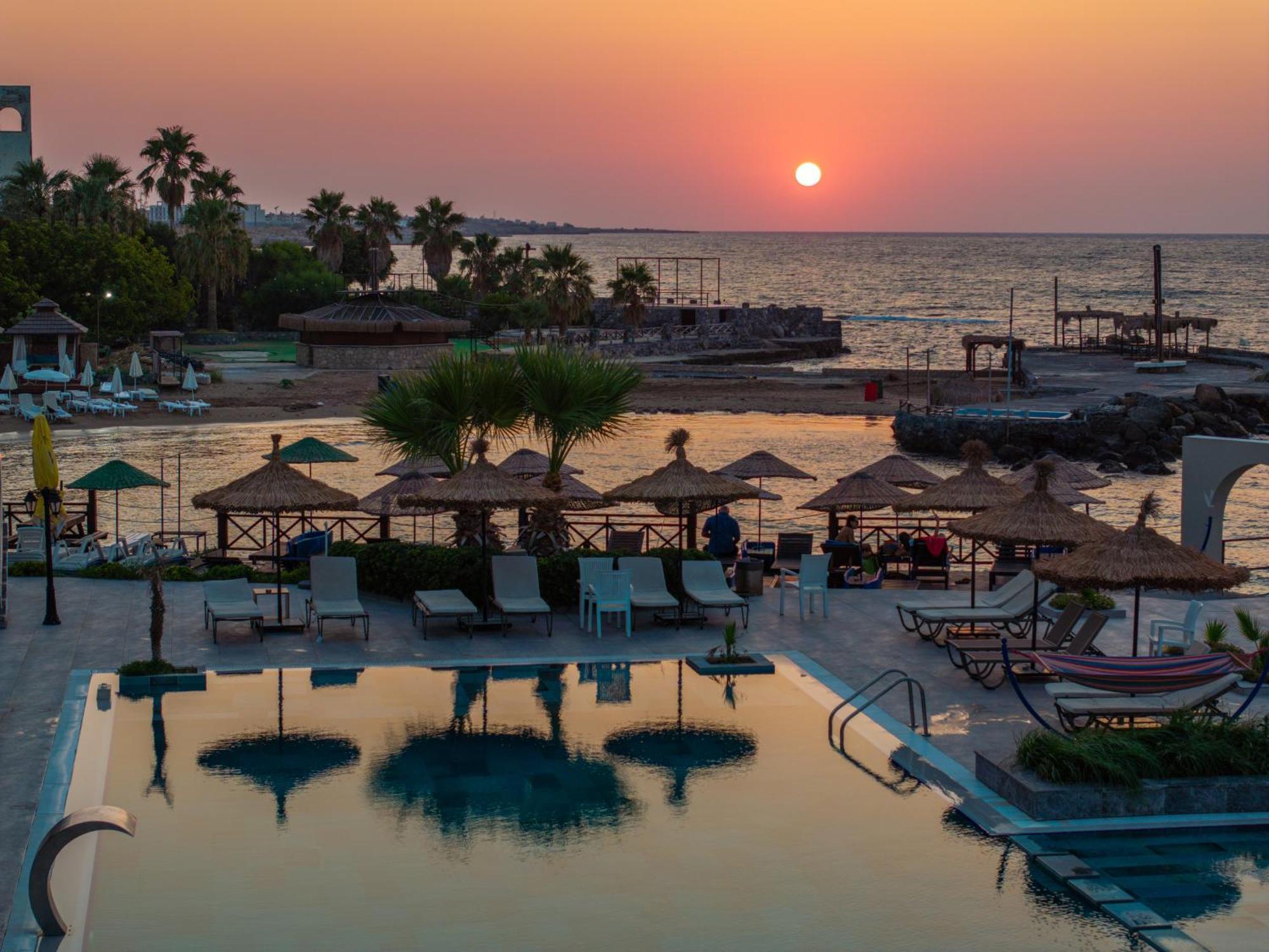 Manolya Hotel Lapithos  Bagian luar foto