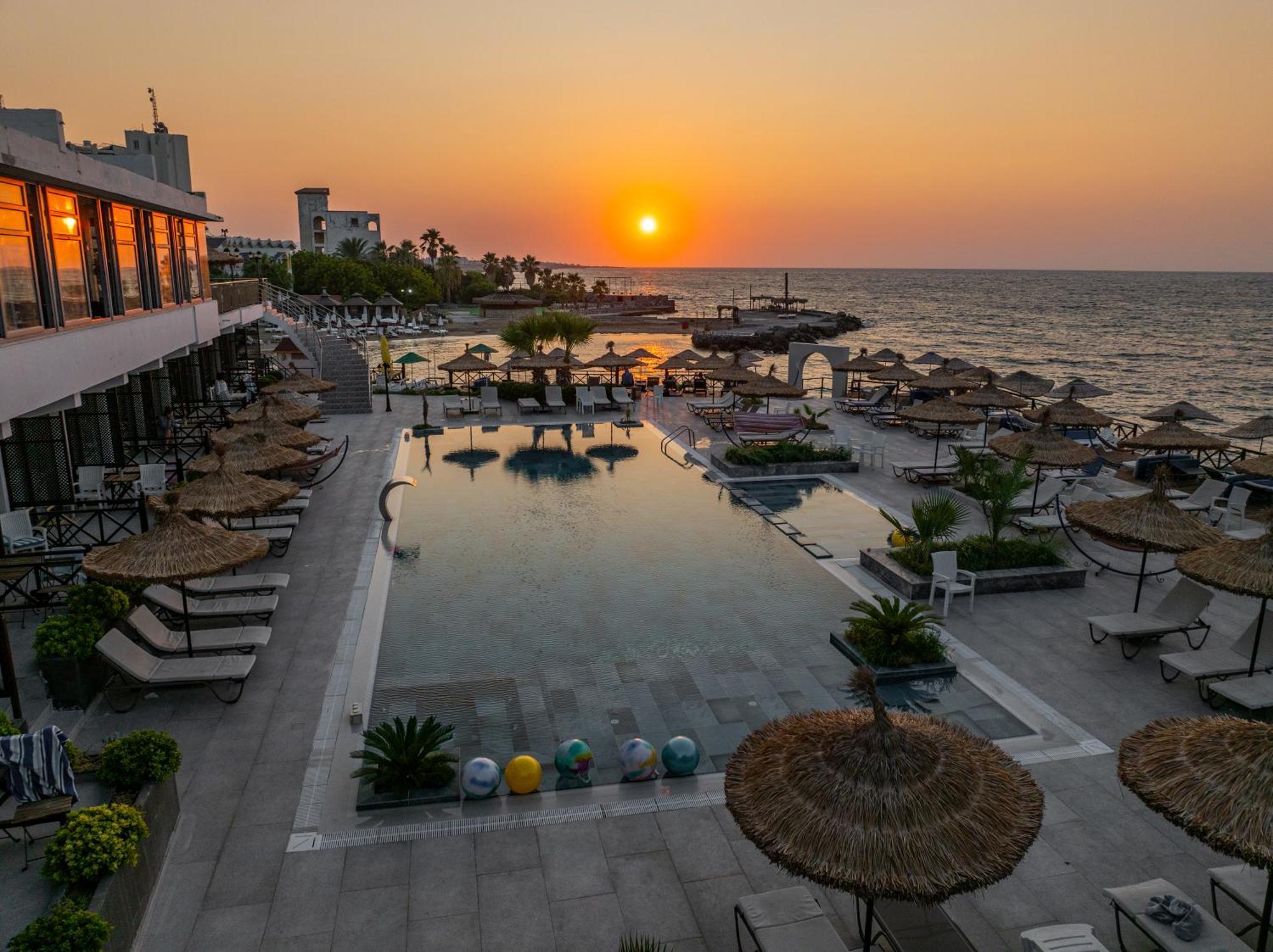 Manolya Hotel Lapithos  Bagian luar foto