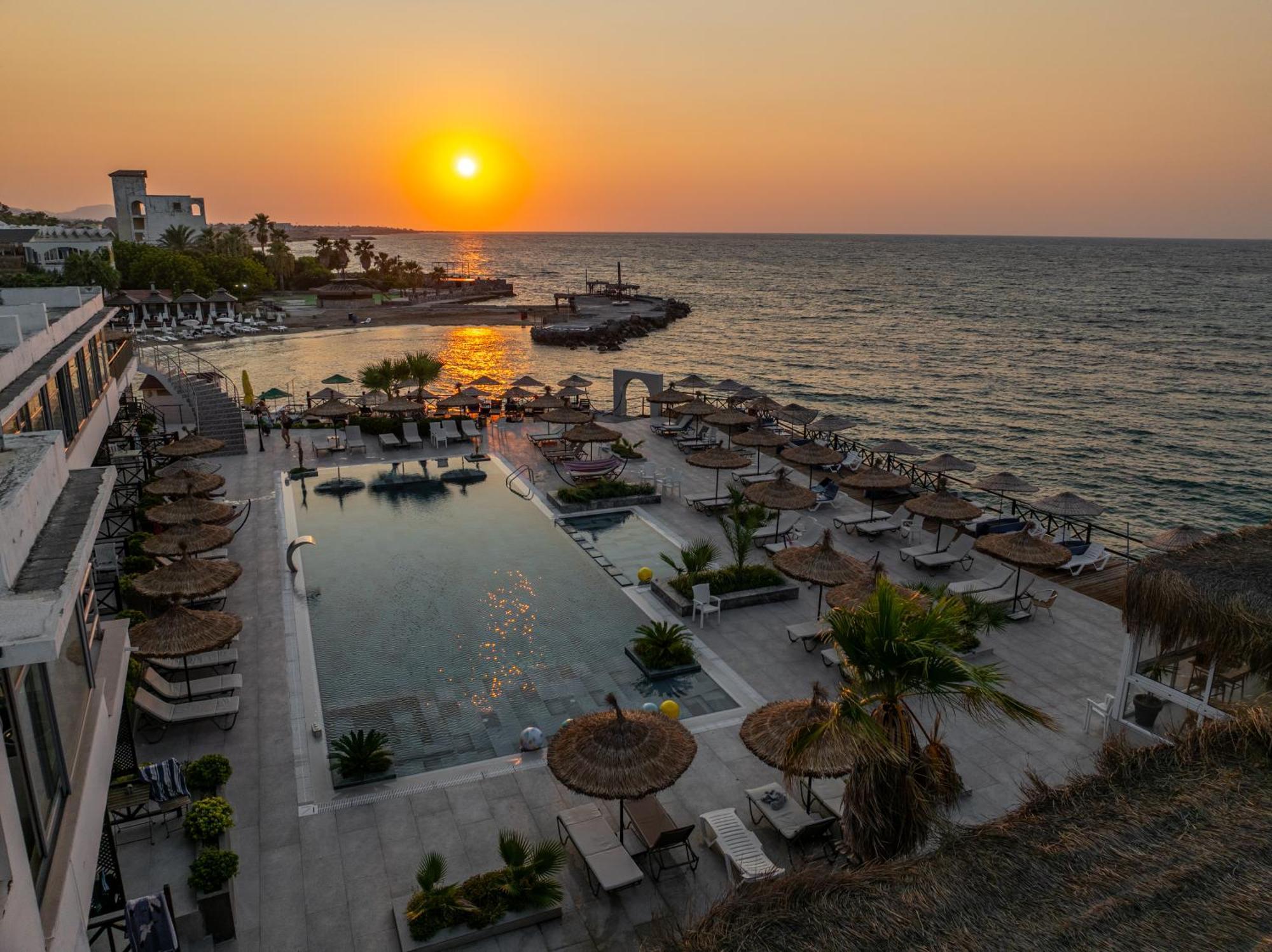 Manolya Hotel Lapithos  Bagian luar foto