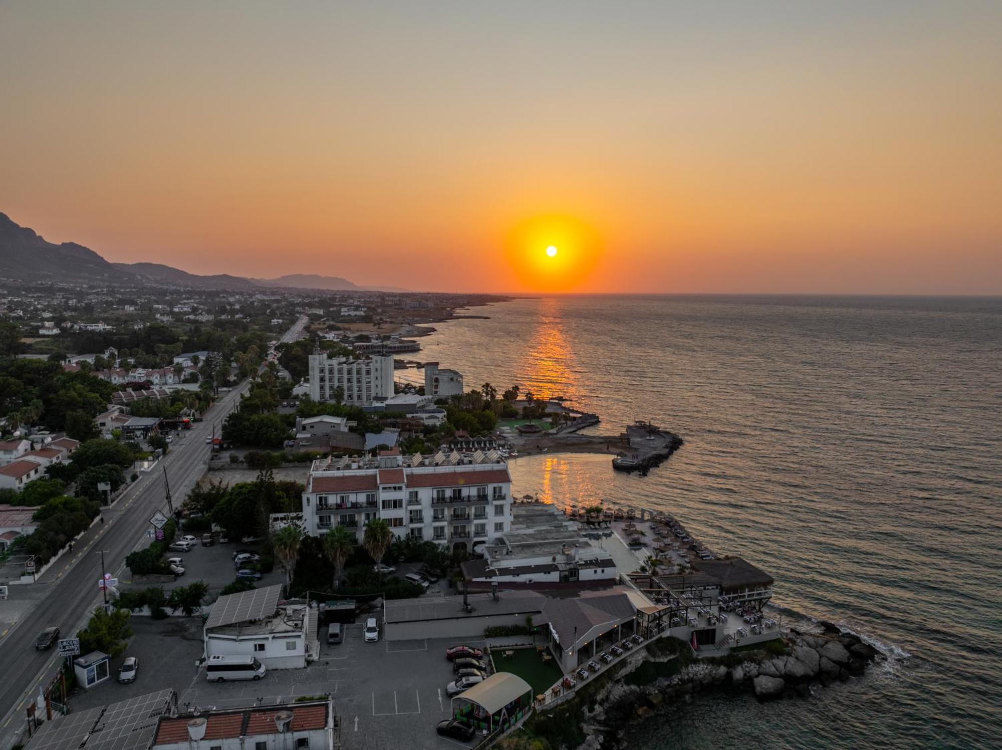 Manolya Hotel Lapithos  Bagian luar foto
