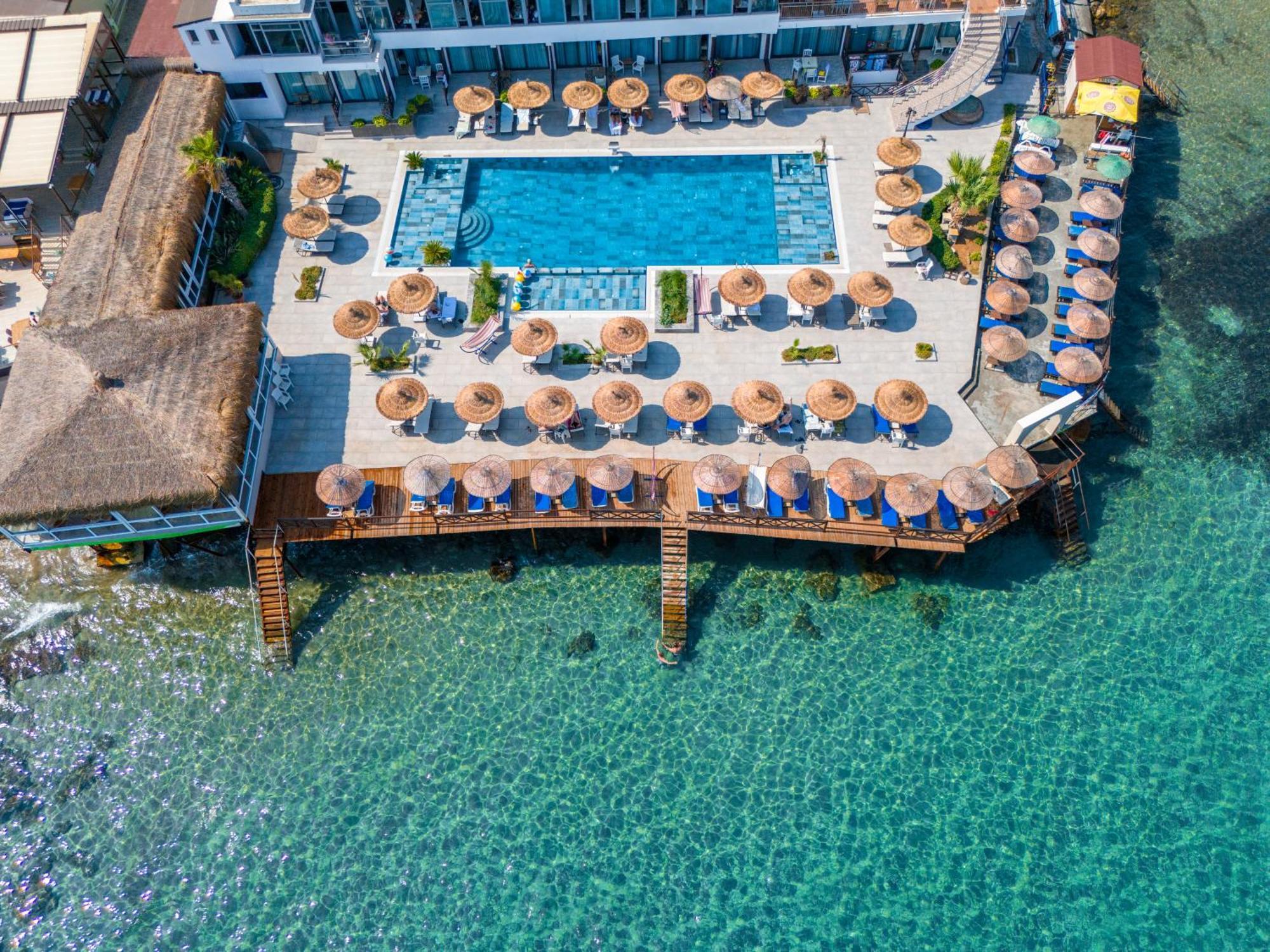Manolya Hotel Lapithos  Bagian luar foto