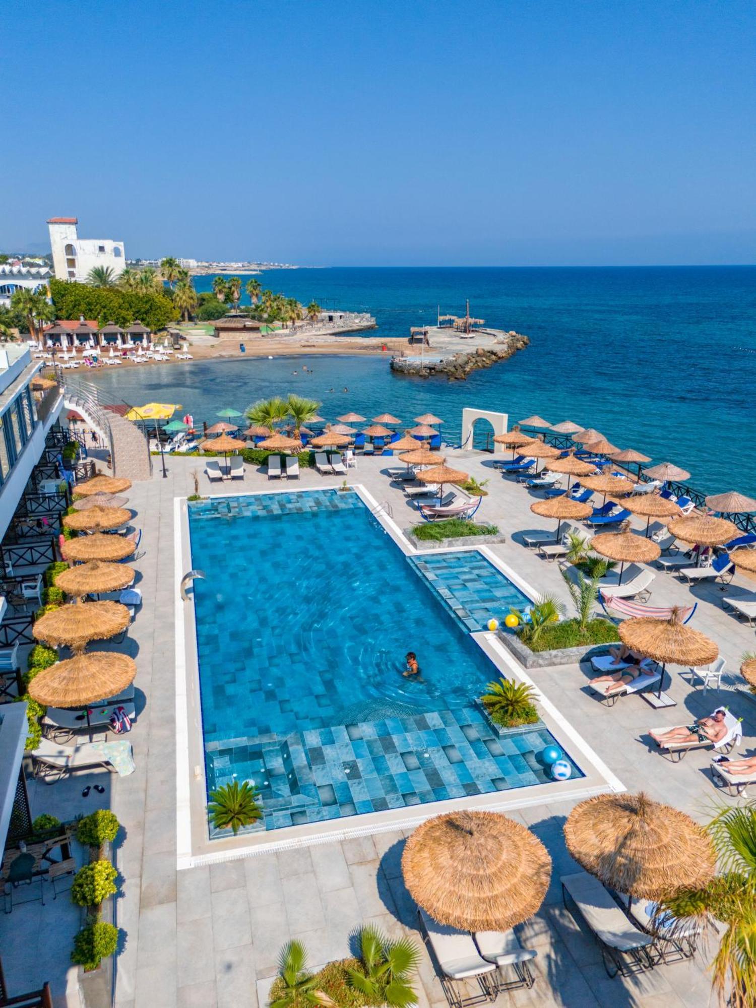 Manolya Hotel Lapithos  Bagian luar foto
