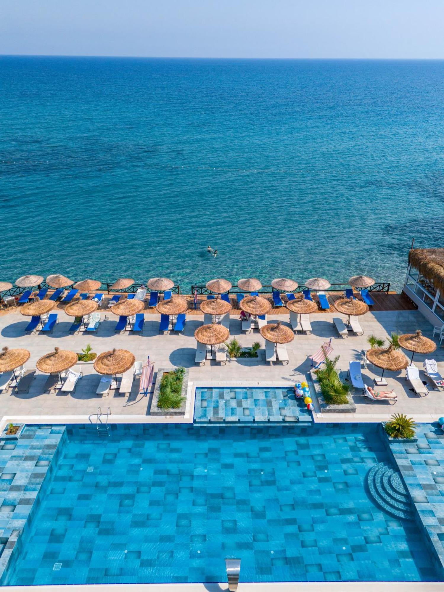 Manolya Hotel Lapithos  Bagian luar foto