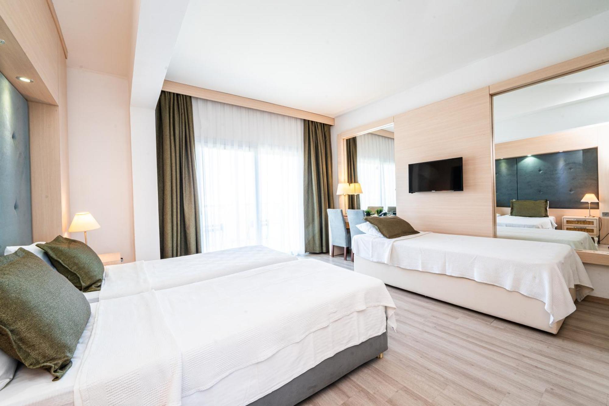 Manolya Hotel Lapithos  Bagian luar foto