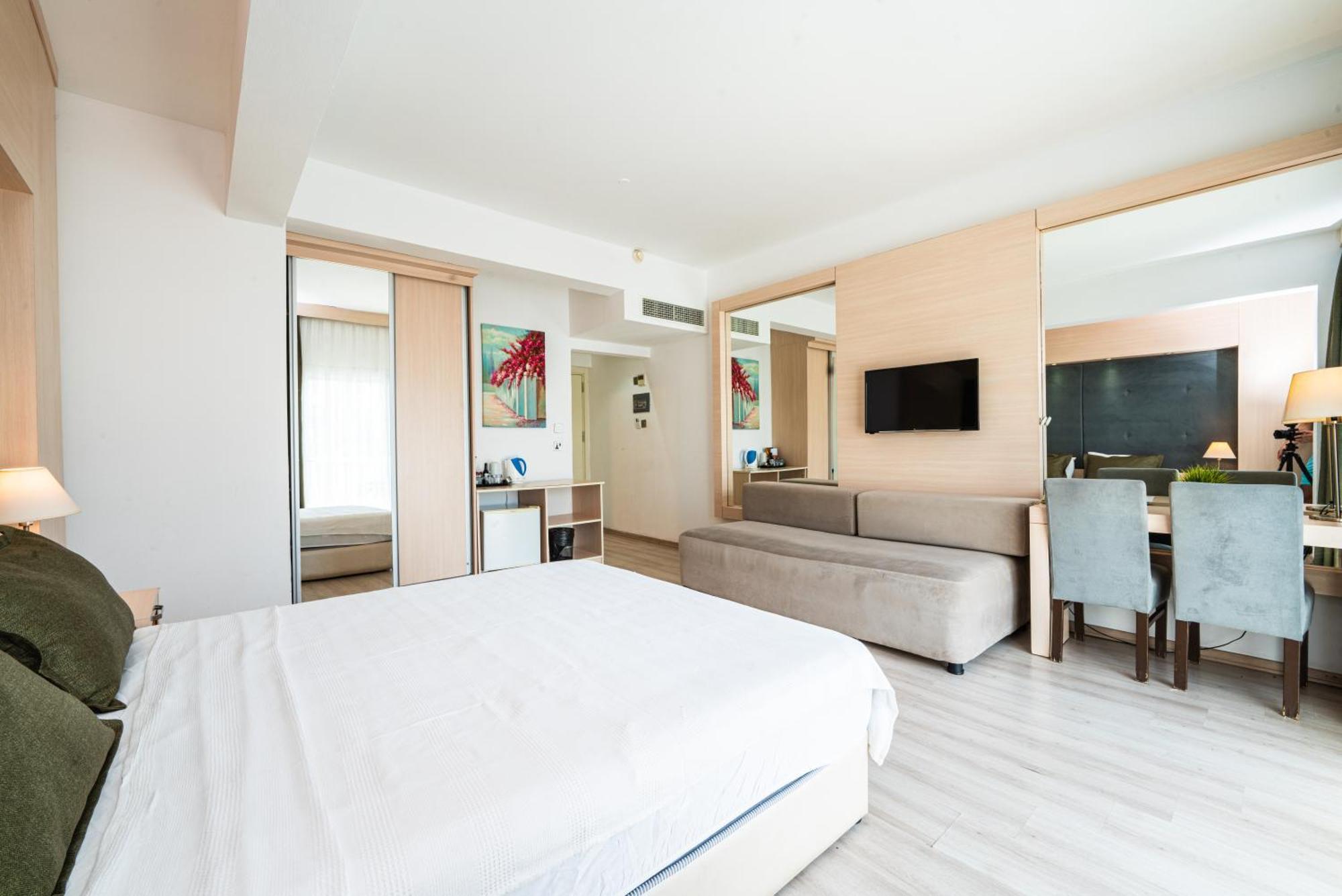 Manolya Hotel Lapithos  Bagian luar foto