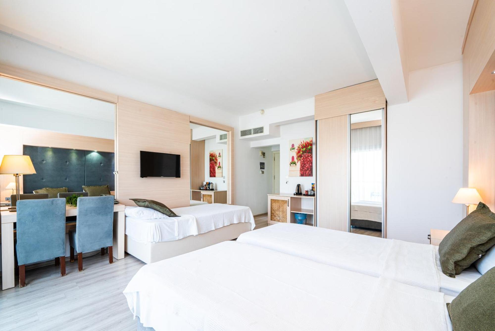 Manolya Hotel Lapithos  Bagian luar foto
