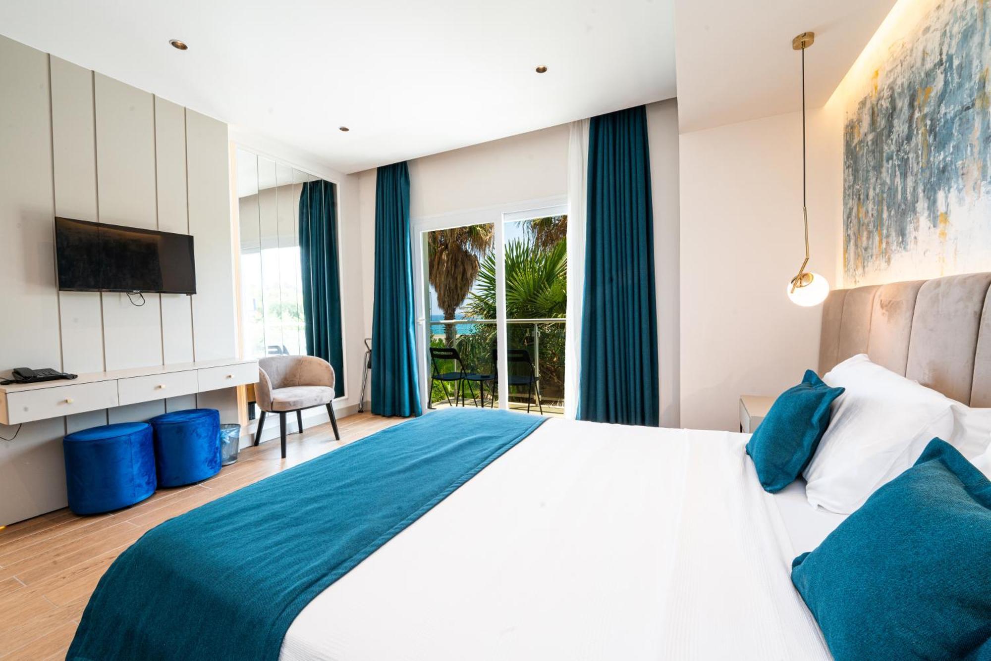 Manolya Hotel Lapithos  Bagian luar foto