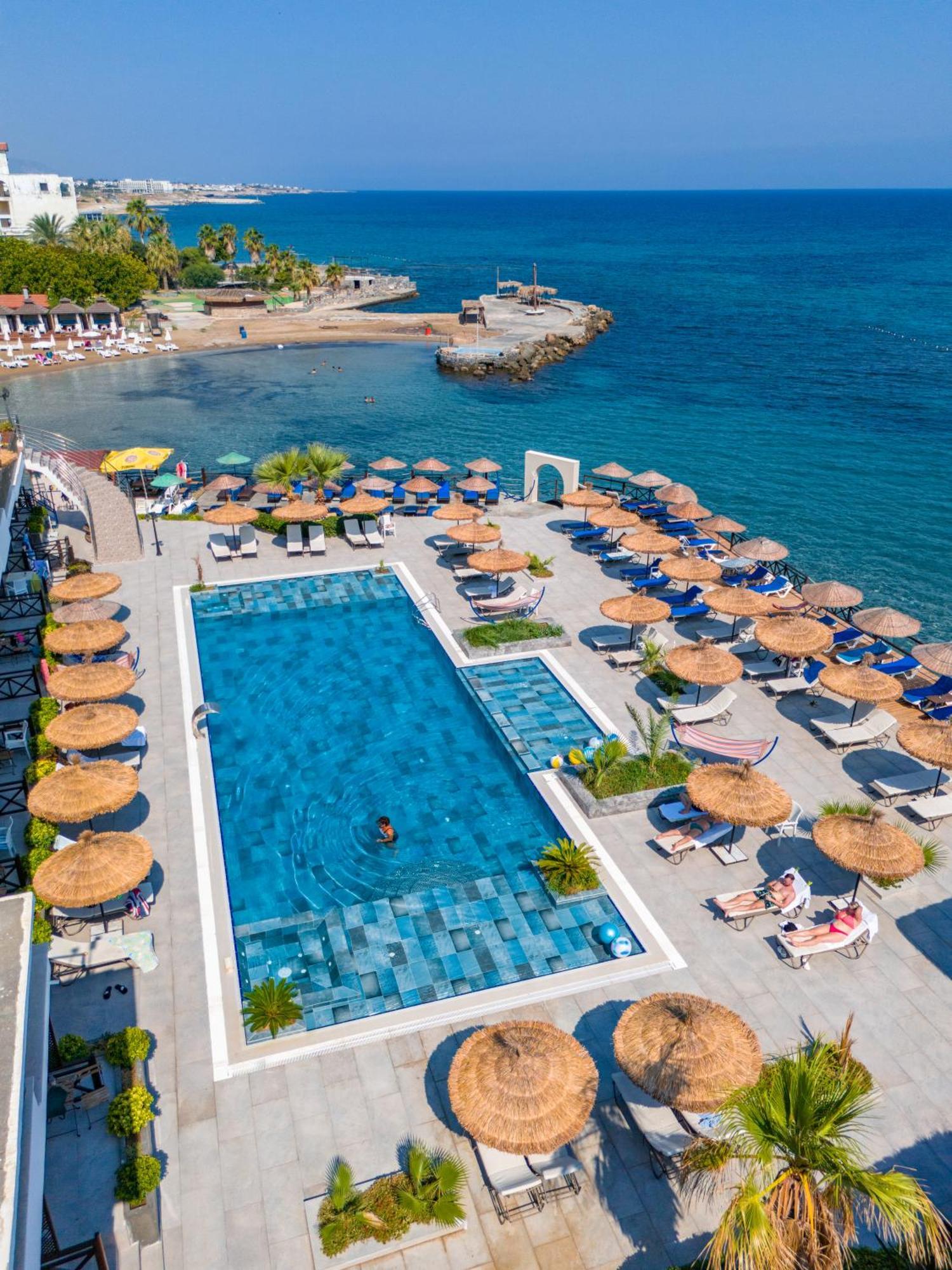 Manolya Hotel Lapithos  Bagian luar foto