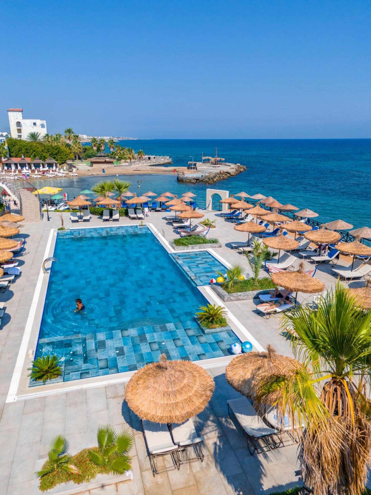 Manolya Hotel Lapithos  Bagian luar foto