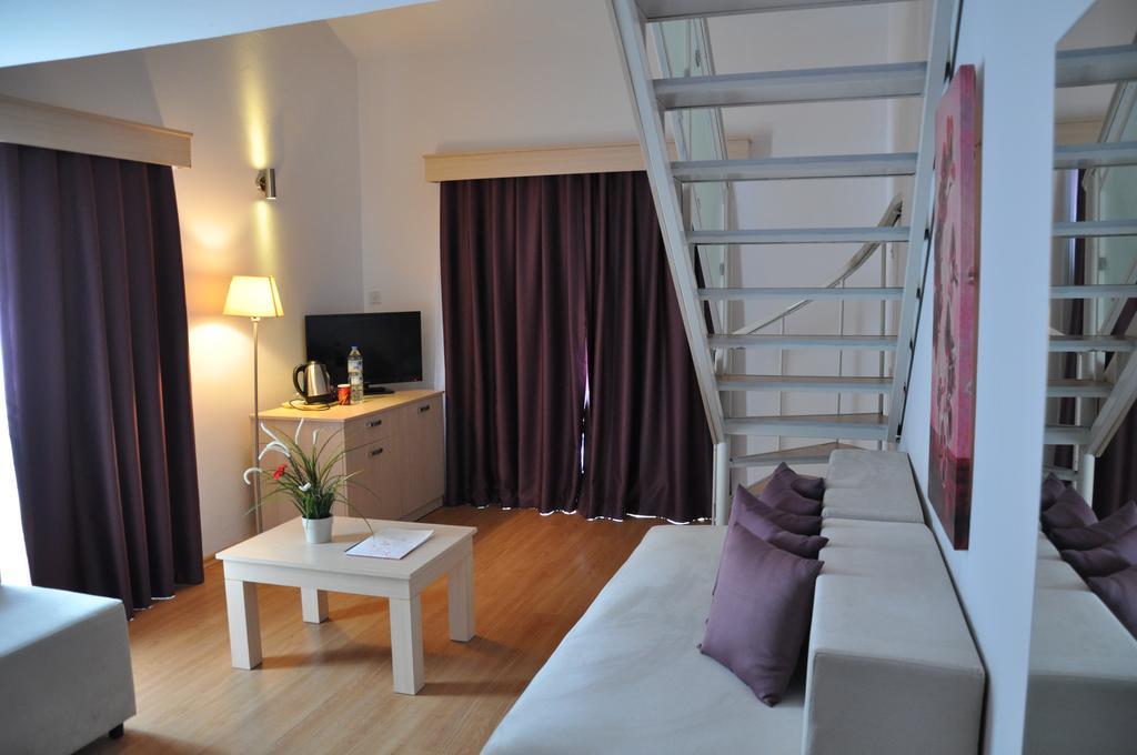 Manolya Hotel Lapithos  Bagian luar foto