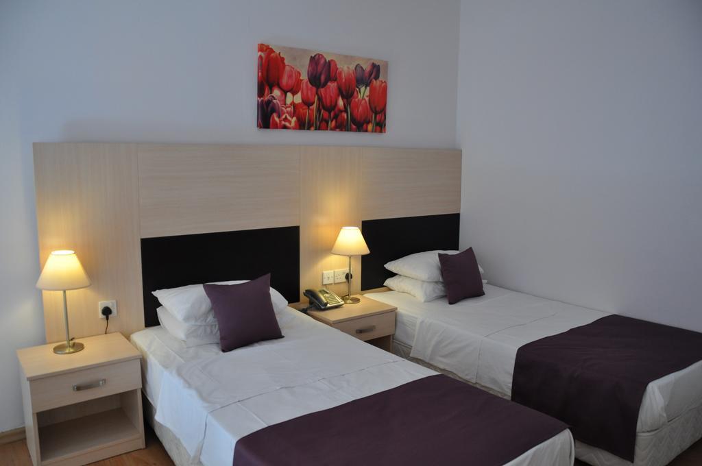Manolya Hotel Lapithos  Bagian luar foto
