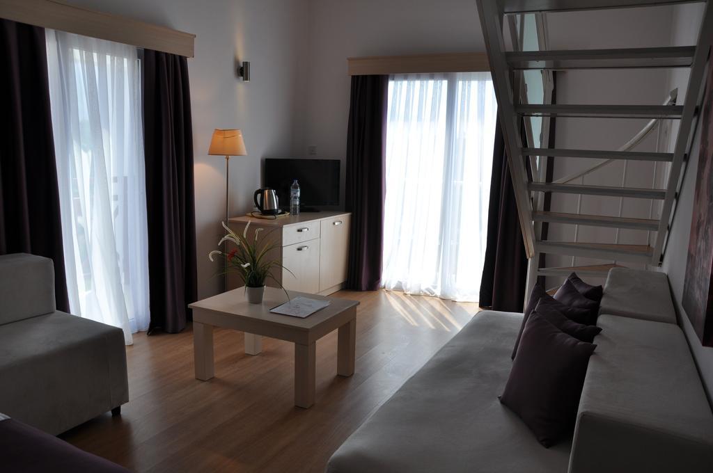 Manolya Hotel Lapithos  Bagian luar foto